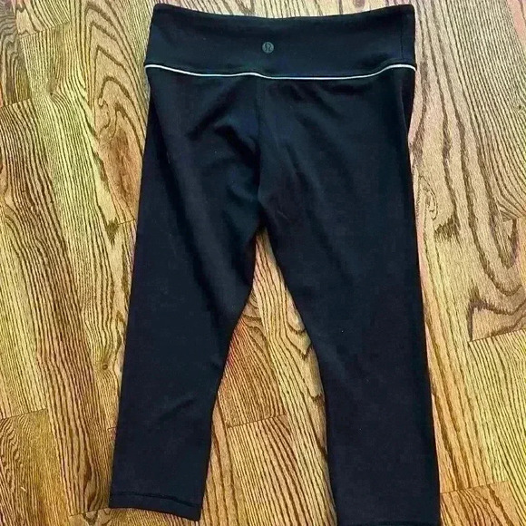 Lululemon Athletic Cropped Reversible Leggings 6 - Picture 2 of 6